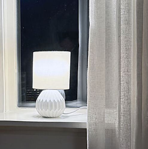 Charlotte bordslampa vit